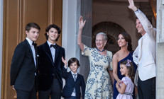 Torunlarının unvanlarını ellerinden almıştı: Kraliçe herkesin gözü önünde özür diledi