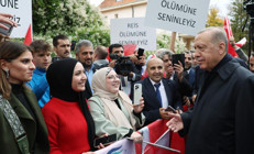 Cumhurbaşkanı Erdoğana Pragda sevgi seli: Vatandaşlar ile buluştu