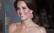 Geleceğin kraliçesi Katein bütün uygunsuz giysileri değiştirildi