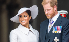 Eski günlerini anlattı: Sıraya girip takma kirpiklerimizi takıyorduk, sütyenimize dolgu koyuyorduk