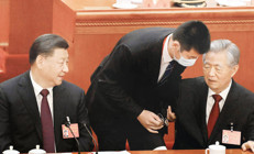 Eski Çin Başkanı salondan çıkarıldı