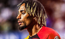 Galatasarayda Sacha Boeyden gece yarısı kırmızı kart paylaşımı