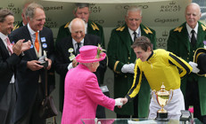 İngiltere Kralı Charles, Kraliçe’den kalan yarış atlarını satıyor