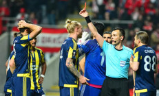 Fenerbahçede 12. adamdan Ivan Bebeke kırmızı kart UEFA geri adım attı