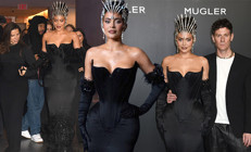 Yürüyemediği için koluna girdiler Kylie Jenner göz kamaştıran kraliçeliğin bedelini böyle ödedi