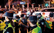 Çin’de sert korona tedbirlerine öfke