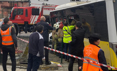 Alibeyköyde İETT otobüsü ile tramvay çarpıştı Olay yerinden fotoğraflar