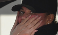 Sonsuza kadar hamile gibisin diyen takipçisine bikinili pozuyla yanıt verdi