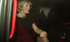 Bakmayın mücevherlere, taçlara boğulduğuna: İçindeki taşra kızı burada ortaya çıkıyor