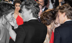 Ünlü model kalbine iki Elvis birden sığdırmış Sevgilisini öpmelere doyamıyor… Genç aşıklar ödül töreninin gözdesi oldular