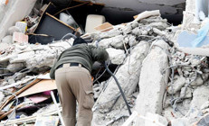 Kızları yıkılan binanın altında kalan babalar enkazı elleriyle kazıyor