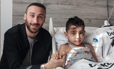 Beşiktaşlı Cenk Tosun, formasını isteyen Cavit ile buluştu