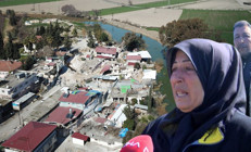 Antakyada evler Asi Nehrine kaydı Yarıkların içerisine düşüp suya gömülüyorduk