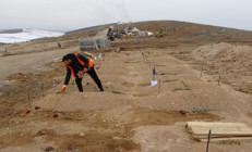 Depremde kayan iki dağın altında kalan 48 kişi hayatını kaybetti