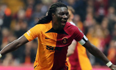 Galatasarayın golcüsü Gomis futbolu bırakıyor mu Açıkladı...