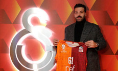 Göksenin Köksal, depremzedeler için formasını bağışladı