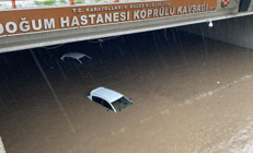 Diyarbakırda etkili olan sağanakta yollar göle döndü