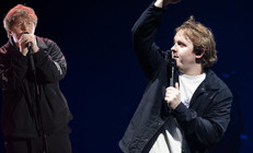 Ağzı açıktı ama şarkısını söyleyemiyordu...Kafasıyla tuhaf hareketler yapmaya başladı: Bu hastalık yüzünden müziği bırakabilirim