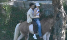 At sırtında romantizm Genç aşıklar baş başa görüntülendi