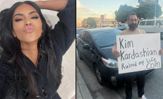Evsiz adam elinde bu pankartla sokakları geziyor: Kim Kardashian hayatımı mahvetti
