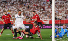 Sevilla, Manchesterı devirip turladı
