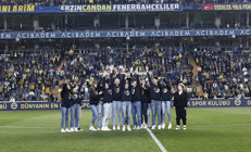 Fenerbahçede şampiyon basketbolcular taraftarın karşısında