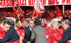 Galatasarayda taraftara açık idman Yönetim ve futbolcular buluştu, Gomis ve Oliveira detayı...