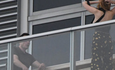 Gizemli kadınla derin sohbete daldı: Balkonda çıplak ayak