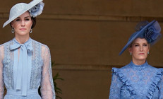 Krala yumurta atıyorlar, onlara gülücük: Taçlı ailenin vitrin yüzleri