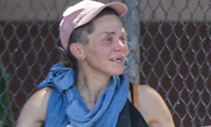 Artık ne inci gibi dişleri var ne altın rengi saçları... Tüm mal varlığı market arabasında... Paparazziye acı itiraf