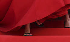 Sütten ağzı yanınca yoğurdu üfleyerek yedi: Kırmızı halıda bir çift parmak arası terlik