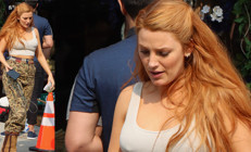 Kızıl saçlarını omuzlarına döktü: Dördüncü doğumdan üç ay sonra sete döndü