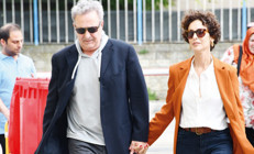 27 yıllık evlilik tam 10 dakikada bitti: El ele gelip boşandılar