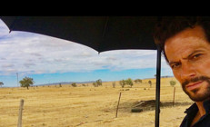 Ünlü oyuncuya şok: 13 yaşındaki kızı, hakkında uzaklaştırma kararı talep etti