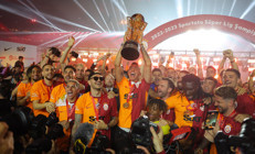 Galatasaray, Nef Stadında kupayı kaldırdı Şampiyonluk kutlamasında büyük coşku, ünlü isimler ve oyuncular...