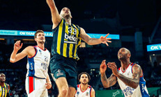 Anadolu Efes, Fenerbahçe Bekoyu yenip seride öne geçti