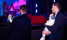 Sosyetik güzel sahnelere döndü, eşi onu kucağında minik oğullarıyla izledi