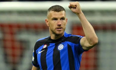 Fenerbahçenin ilgilendiği Edin Dzeko kararını verdi