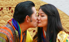 Halkın karşısında karısının elini tutup yanağına öpücük bile konduruyordu: O ülkeye yeni bebek geliyor