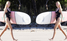 Hayatı, hiç bitmeyen dünya turu gibi...  Sabah bir ülkede uyanıp akşam başka ülkede uyuyor