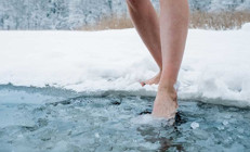 Dünyada yaygınlaşan yaşlanma karşıtı trendler gerçekten işe yarıyor mu Kızılötesi ışık terapisi, aralıklı oruç, soğuğa maruz kalma, gıda takviyeleri…