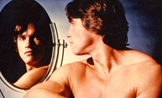 Annem odamdaki kaslı adam posterlerini görünce ağlamaya başladı