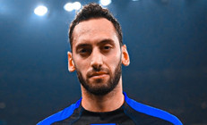 Inter, Hakan Çalhanoğlu’nun sözleşmesini 2027 yılına kadar uzattı