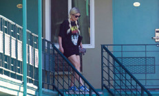 Milyarder annesi genç arkadaşıyla gününü gün ederken ünlü yıldız çocuklarıyla sokakta kaldı