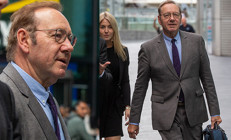 Cinsel tacizle yargılanan ünlü oyuncuya destek geldi: Yıldız şarkıcı mahkemede Kevin Spacey lehine konuştu