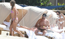 Ünlü oyuncunun evinde tencere- tava kavgası var: Eski eşinin arkadaşıyla tatilde