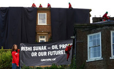 Başbakanın evinin çatısına tırmanıp milyon dolarlık malikaneyi kararttılar Herkes şaşkın: Neden kimse durdurmadı