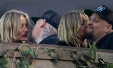 Doğum günü kutlarken aşka geldi: Ben dünyanın en şanslı adamıyım çünkü bir kraliçeyle evliyim