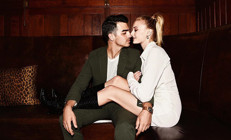 Ünlü çiftin boşanacağı iddia edilmişti… Çıkardığı alyans parmağına geri döndü: Sahnede karısı için aşk şarkısı söyledi