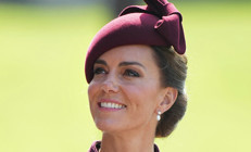 Kendisi gülümsedi, küpeleri ağladı: Kate yine saygıda kusur etmedi